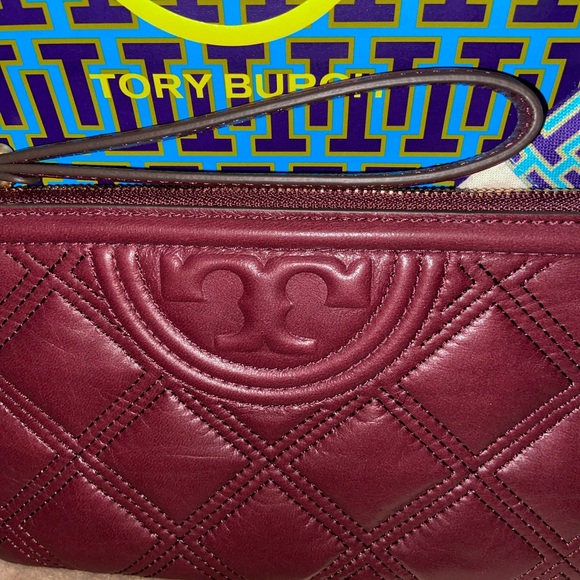 Tory Burch Handbags - NWT Tory Burch Fleming Soft Glazed Wristlet in Burgundy, Incl Giftbag & Dustbag.
